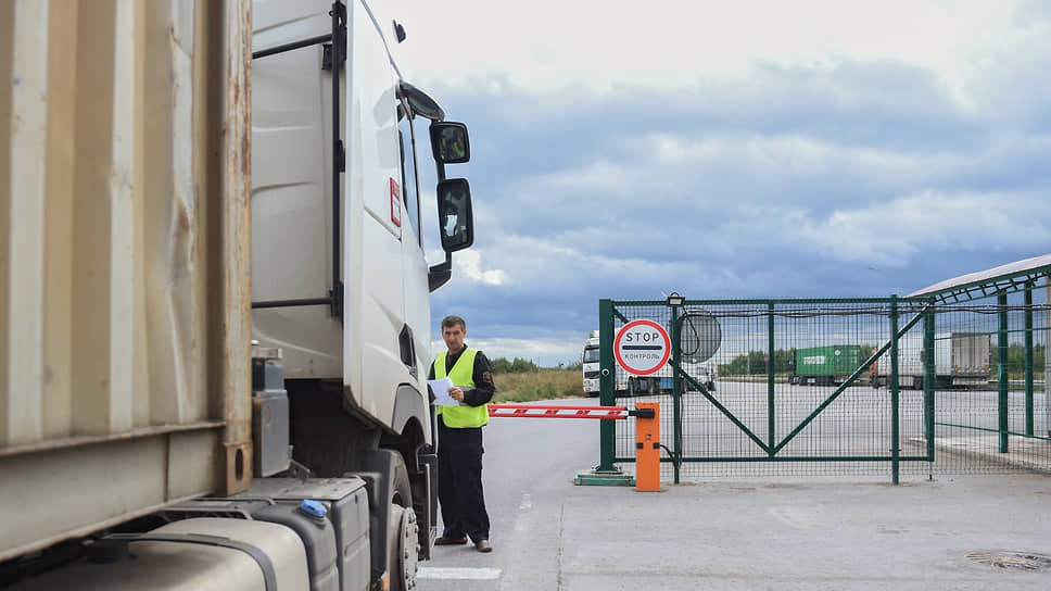 Почему российские грузовики не могут выехать из Европы