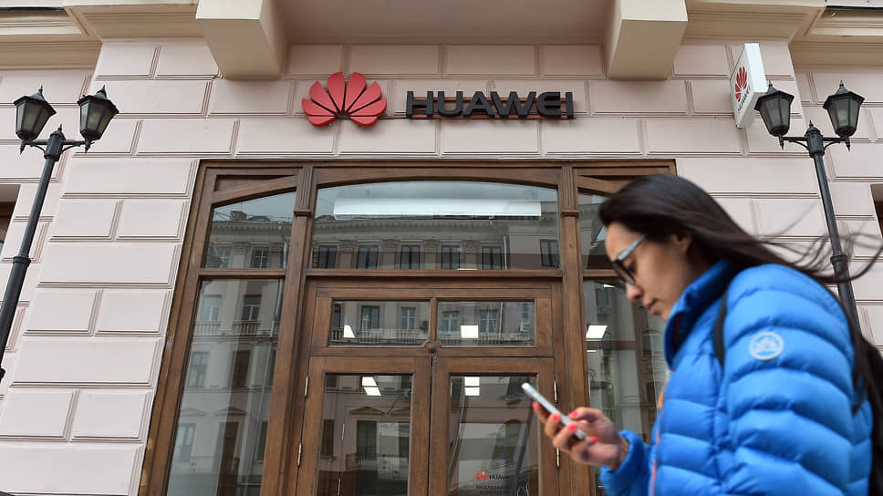 Почему Huawei сокращает свои фирменные торговые точки в России