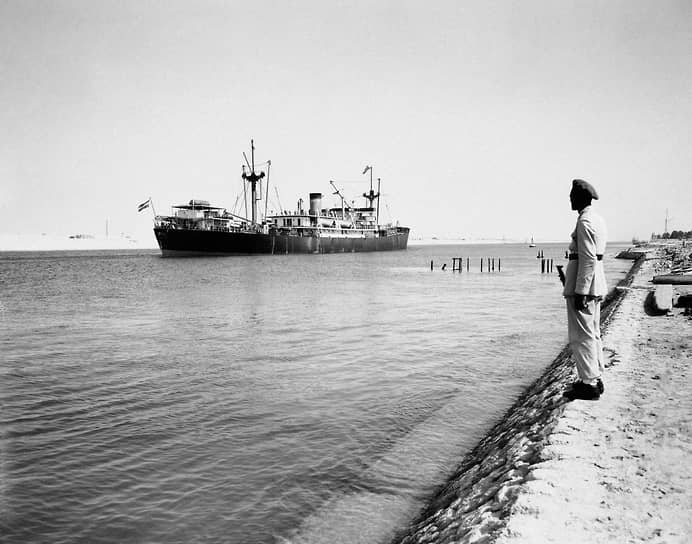 Аргентинское грузовое судно Mabel Ryan плывет по Суэцкому каналу. 1956 год.