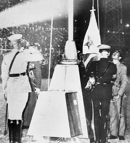 Командир партизан поднимает новый флаг Зимбабве. 1980 год.