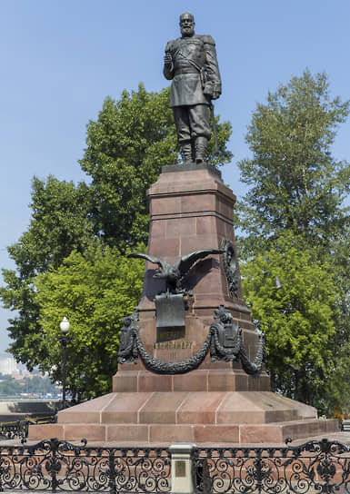 Памятник императору Александру III.