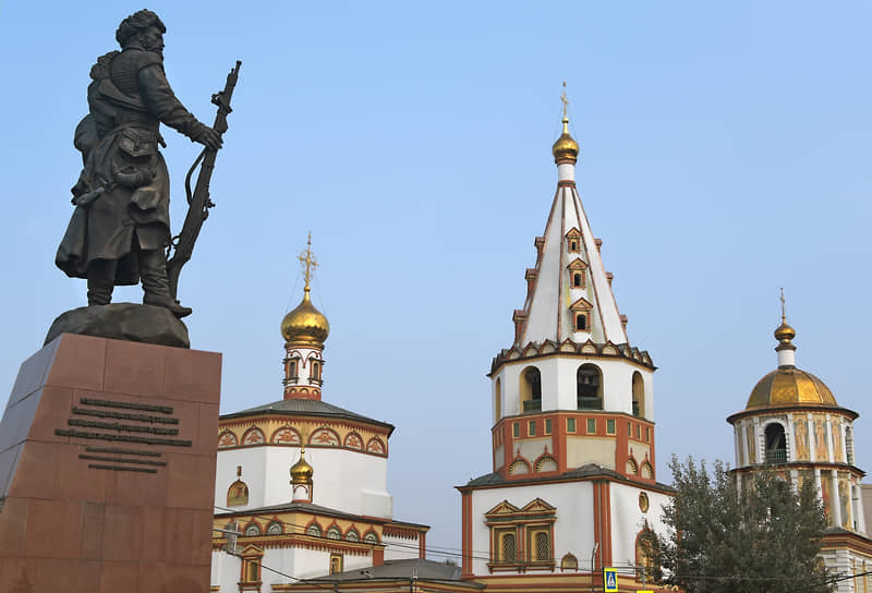 Памятник основателю города Якову Похабову и собор Богоявления.