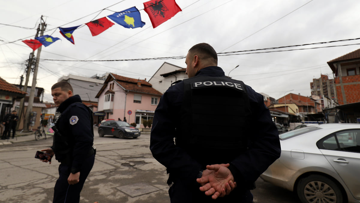 Косовские полицейские ходят по краю