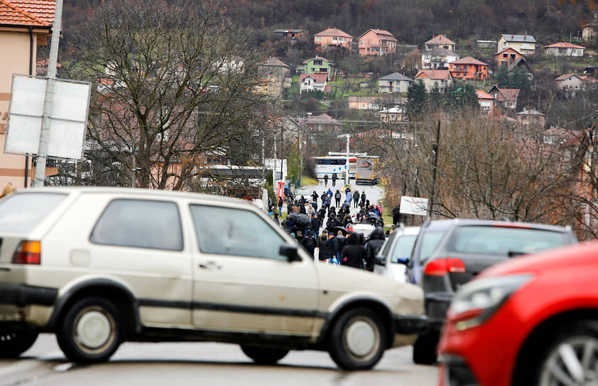 Дорога в Косовска-Митровице, заблокированная косовскими сербами 11 декабря.