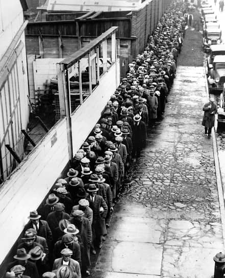 Люди в очереди за бутербродами и чашкой кофе на пересечении Таймс-сквер и 43-й улицы. Нью-Йорк, 8 декабря 1930 года.