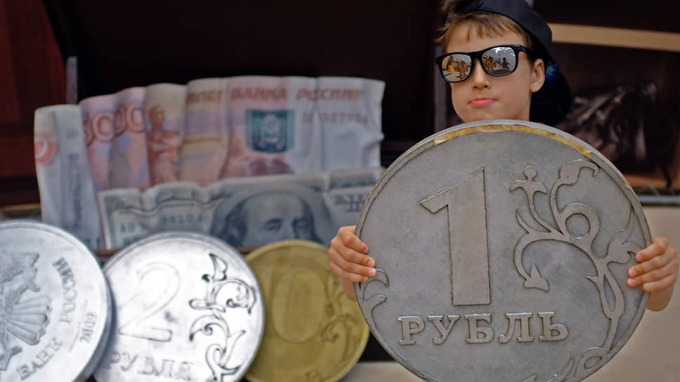 Как рубль стремится к круглым числам