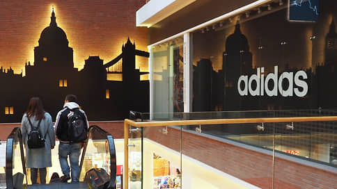 Adidas вернется весной // Что известно о перезапуске магазинов бренда в России