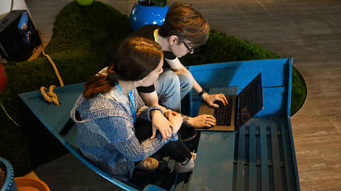 Орфографию меняют на непринужденность // Как бизнес выстраивает общение с клиентами-зумерами