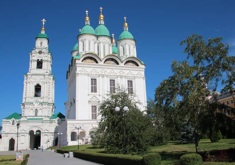 Астраханский Кремль. Успенский кафедральный собор (справа) и Пречистенская надвратная колокольня (слева)