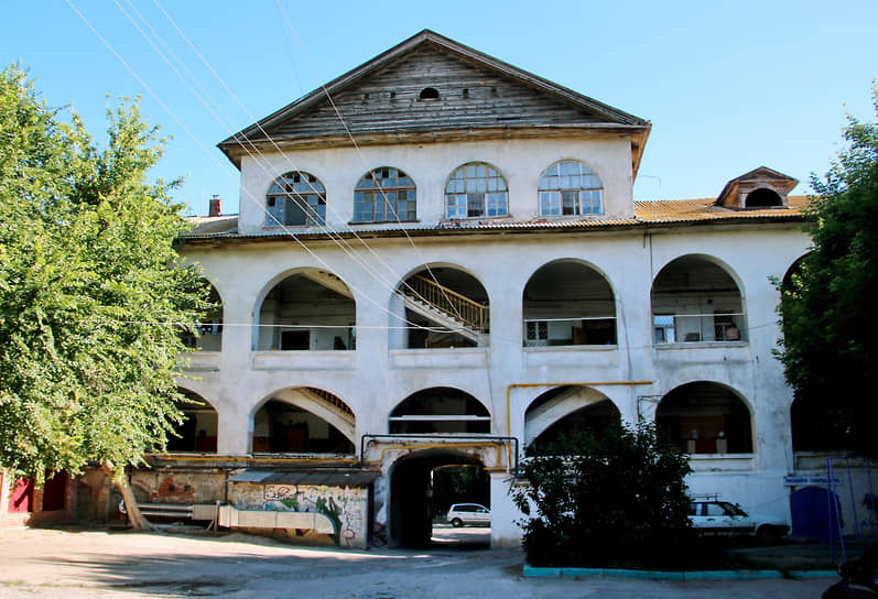 Персидское торговое подворье - памятник архитектуры, дом гостиный с лавками Аджи Усейнова, Караван-сарай. Ныне - жилой дом