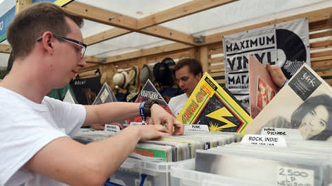 Пластинки и диски раскручивают продажи // Почему растет спрос на виниловые проигрыватели и CD-плееры