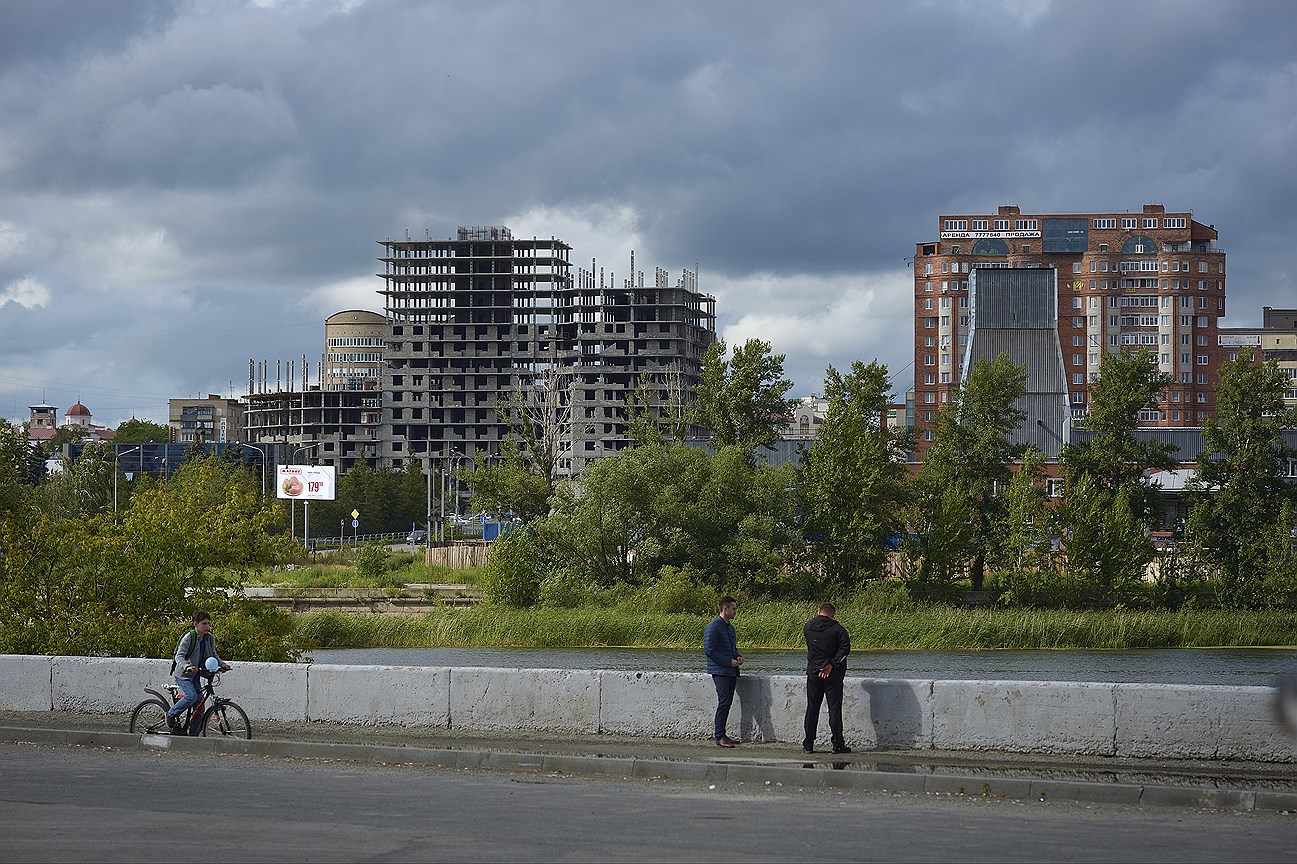 Собственники екатеринбург. Недострой около отеля малахит Челябинск. Недострой возле гостиницы малахит.