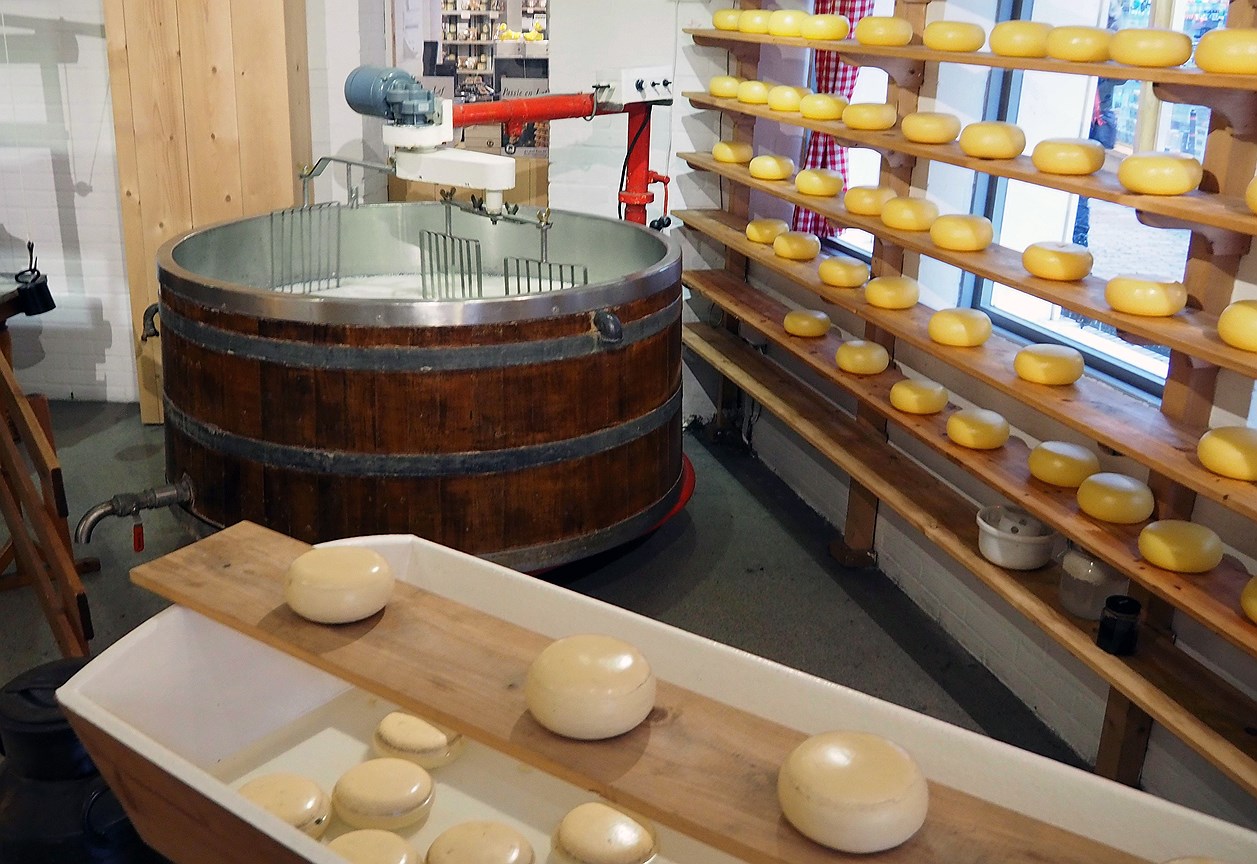 По словам сыроваров, твердый сыр не может стоить дешевле 700 руб.
