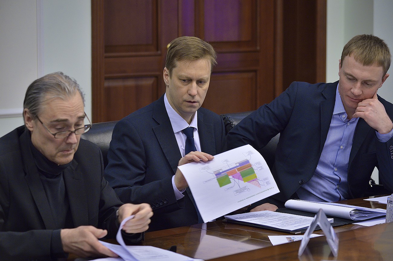 Виталий Передерий (в центре) считает, что инвестор для строительства конгресс-холла найдется быстро