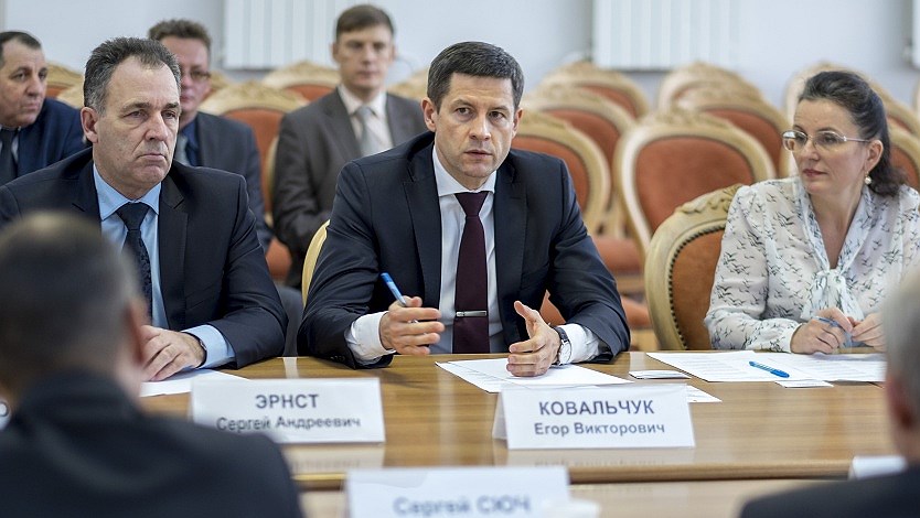 Егор Ковальчук (в центре) работал в команде Михаила Юревича, а затем четыре года — в правительстве Югры