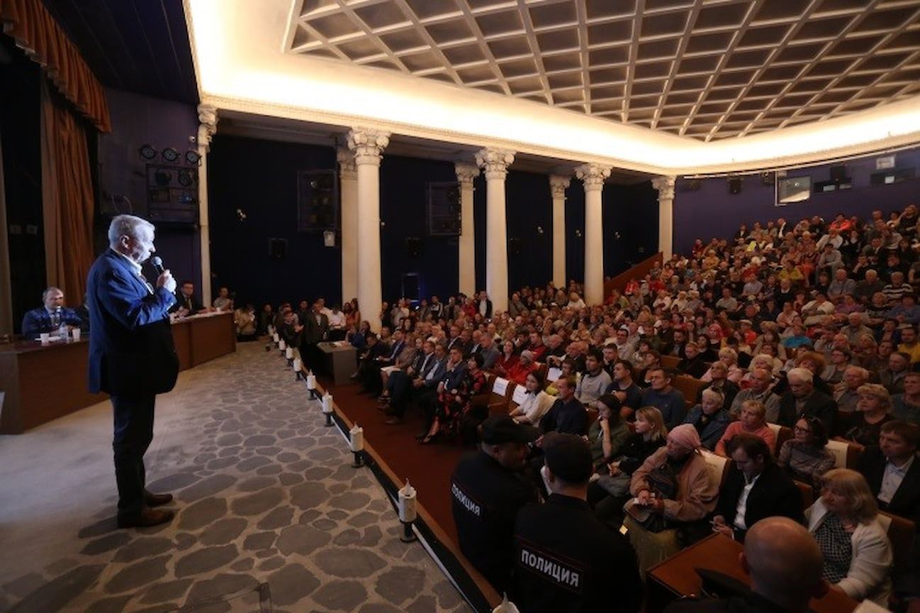 Зал кинотеатра имени Пушкина не вместил всех желающих поучаствовать в публичных слушаниях