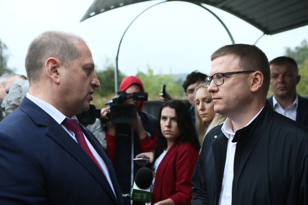 Вячеслав Жилин (слева) не стал дожидаться опроса горожан о доверии к нему, предложенного Алексеем Текслером (справа)