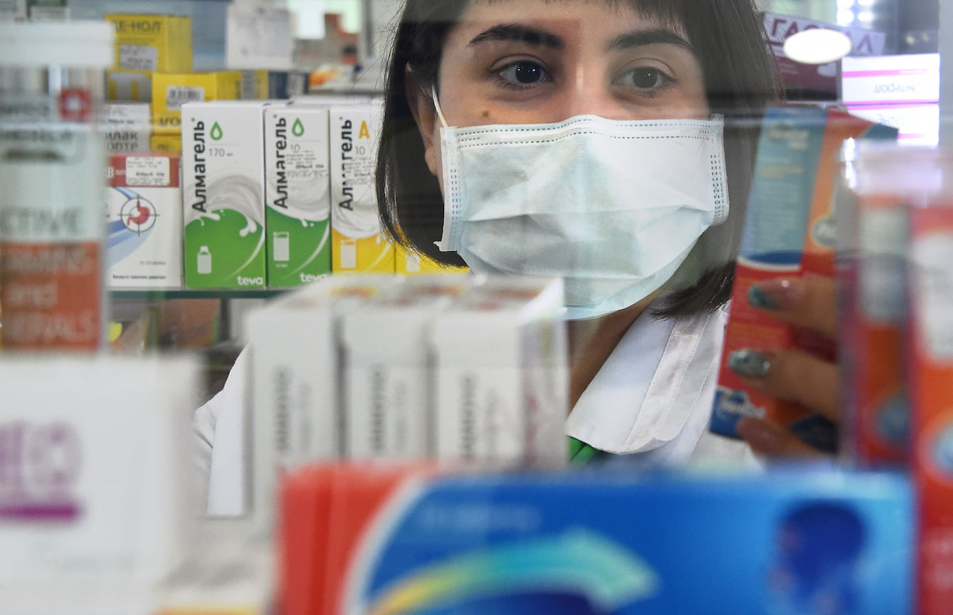 Власти заявляют, что в больницах масок достаточно, но в аптеках их не хватает