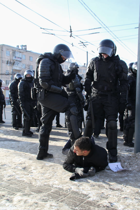 На перекрестке проспекта Ленина и улицы Энгельса полиция проводила жесткие задержания
