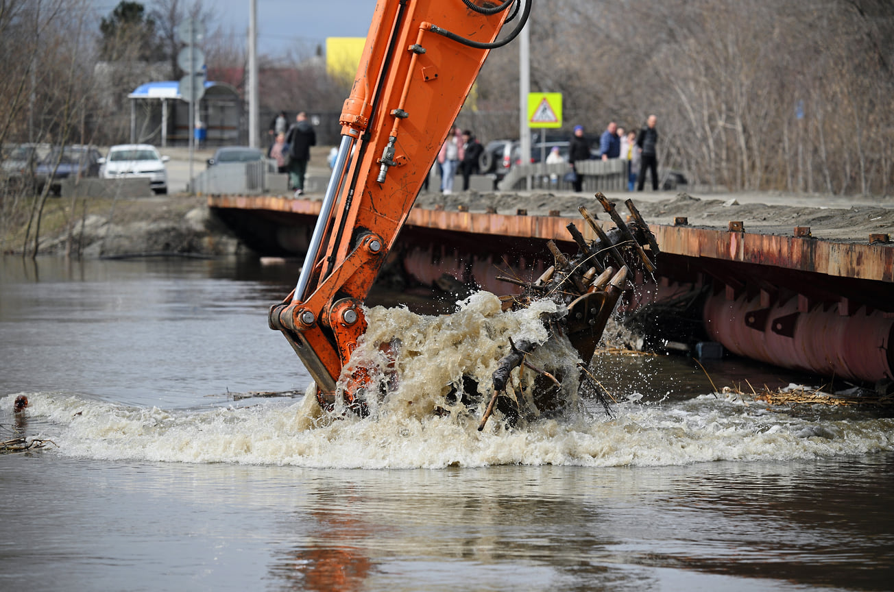 Мусорные заторы под мостами устраняют экскаваторами, чтобы не тормозить поток воды