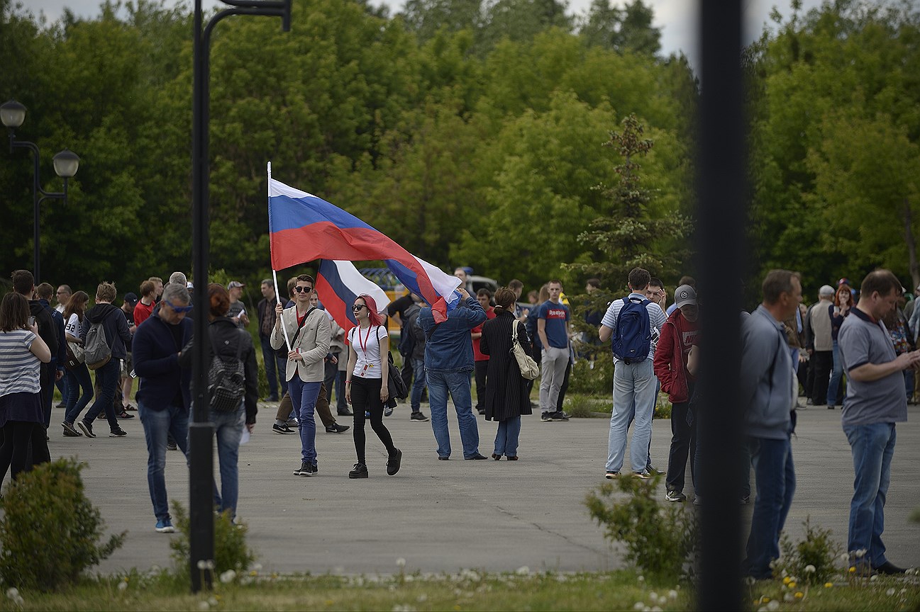 Митинг проходил в День России и под российскими флагами