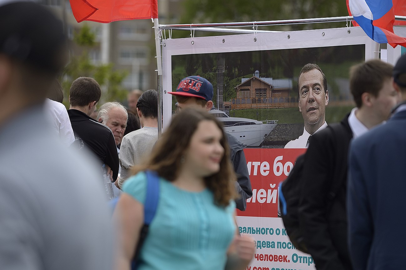 Поводом для масштабных акций протеста стало расследование Фонда борьбы с коррупцией и обвинение в адрес Дмитрия Медведева