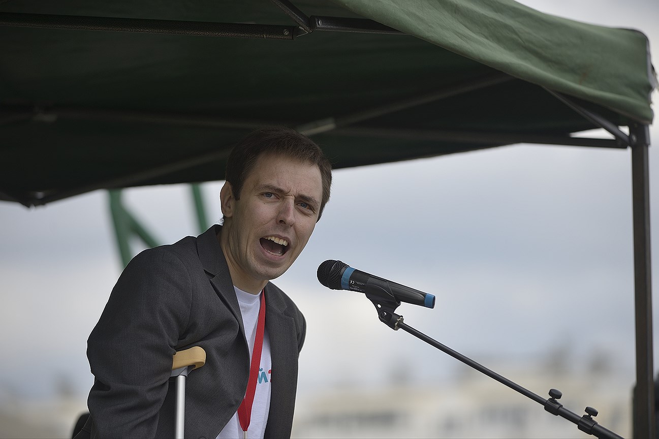 Послушав трансляцию, руководитель федерального штаба Навального Леонид Волков отметил, что &quot;Челябинск показал уральский характер&quot;