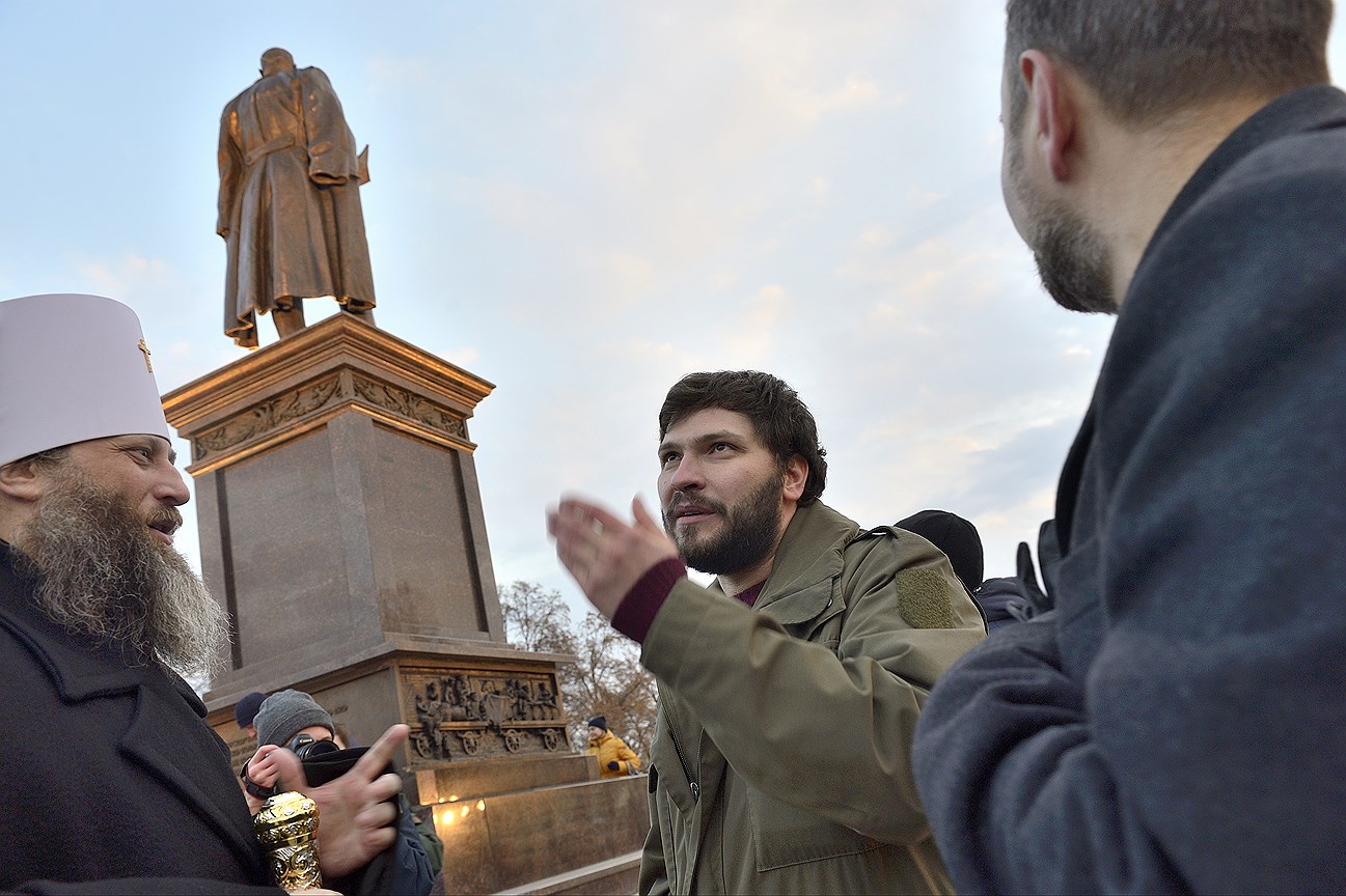Автор памятника Антон Плохоцкий (в центре) и митрополит Челябинский и Миасский Никодим считают, что монумент не станет инородным телом