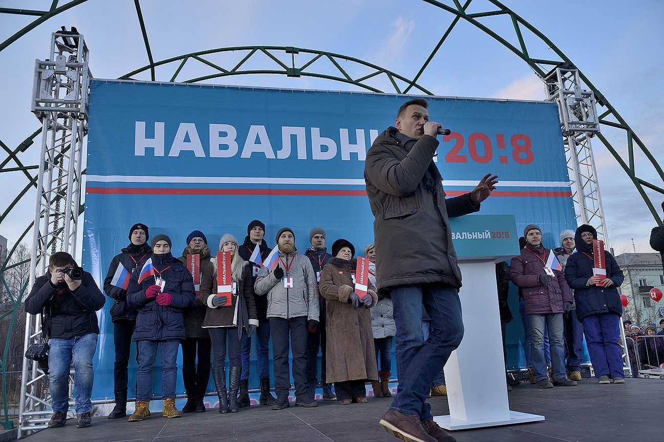 Во время встречи Алексея Навального с южноуральцами вместе с политиком на сцене стояли волонтеры его челябинского штаба