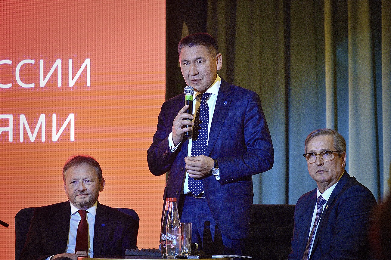 Кандидата в президенты представили его южноуральский коллега Александр Гончаров (справа) и депутат заксобрания области Валихан Тургумбаев