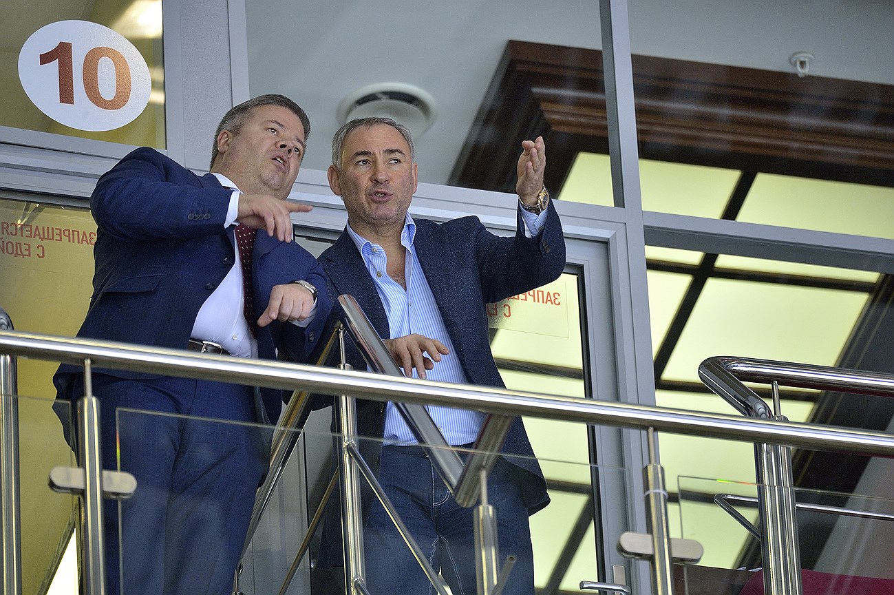 За матчем наблюдали председатель гордумы Челябинска Станислав Мошаров (слева) и депутат Тракторозаводского райсовета, бизнесмен Борис Видгоф (справа)
