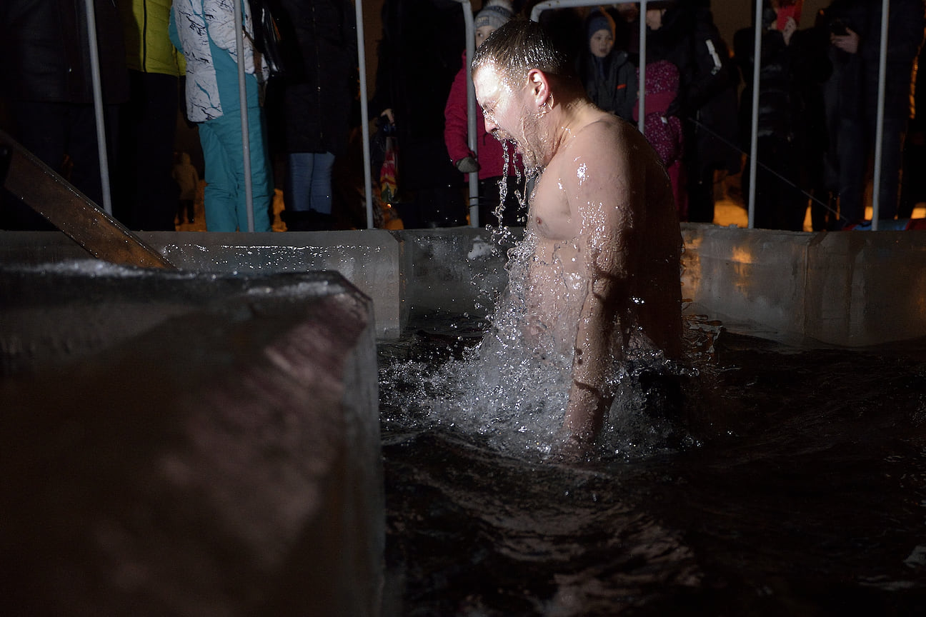 Челябинцы традиционно отметили Крещение Господне купанием в прорубях