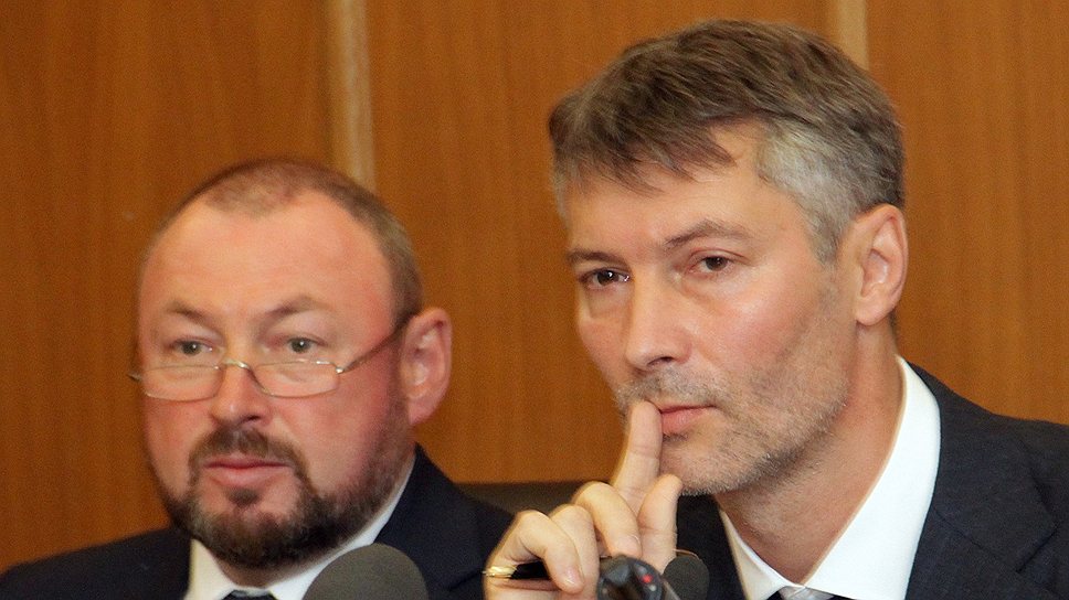 Главе Екатеринбурга Евгению Ройзману (справа) теперь достаточно для проведения заседаний гордумы присутствия большинства депутатов 