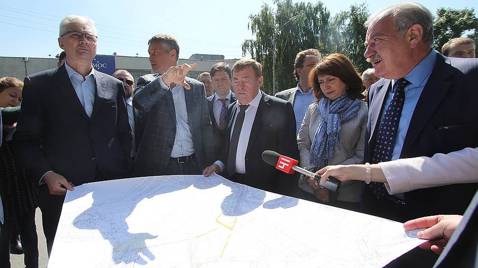 Евгений Ройзман (второй слева) хочет предотвратить строительство отеля около «Космоса» 