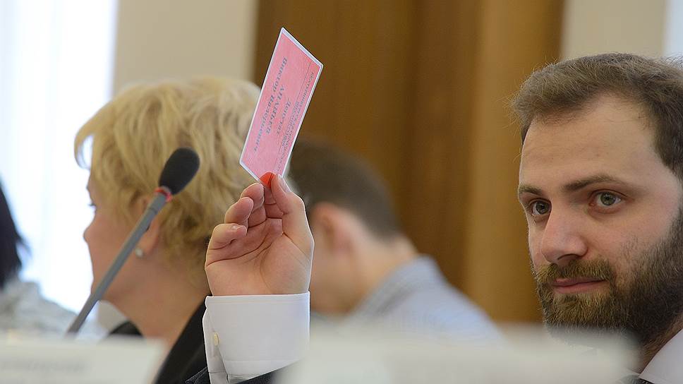 Виктор Ананьев решил не отпускать мандат депутата думы Екатеринбурга из своих рук 