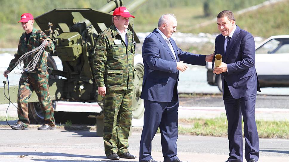  Евгений Куйвашев (справа) пообещал, что сохранит на «Старателе»  показы военной техники