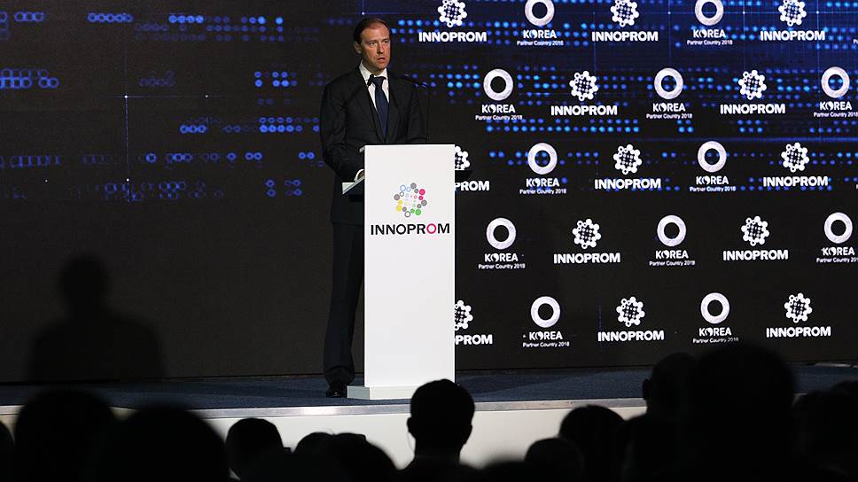 Денис Мантуров большую часть дня был самым высокопоставленным спикером «Иннопрома»