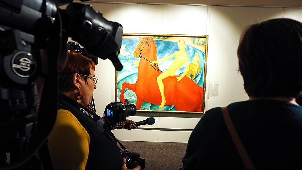 Третьяковская галерея привезла картину «Купание красного коня»в Екатеринбург в виде исключения