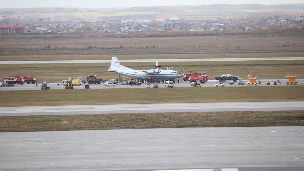 После аварийной посадки Ан-12 в Кольцово сразу были прекращены взлетно-посадочные операции