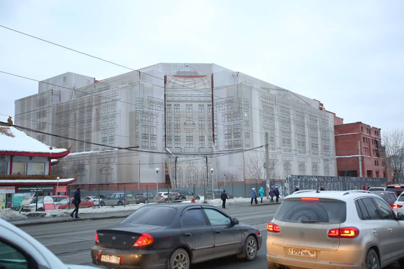 Недостроенное здание гостиницы "Дели" в центре Екатеринбурга.
