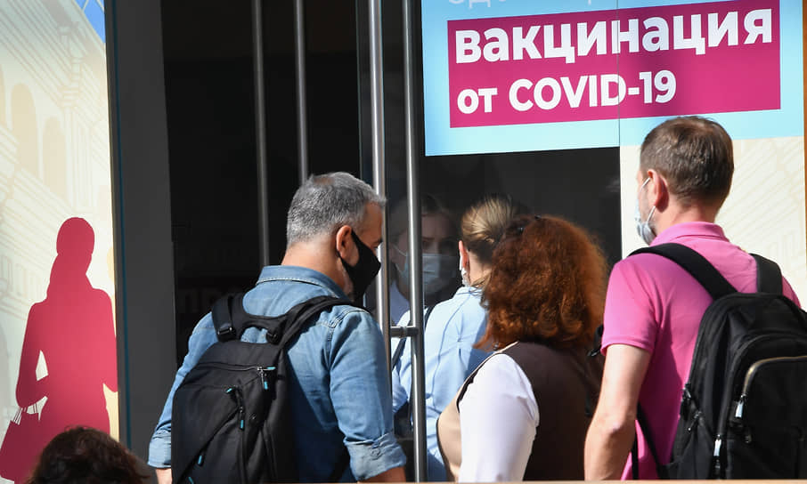 Уральцы готовы стоять в очередях, чтобы получить прививку от COVID-19