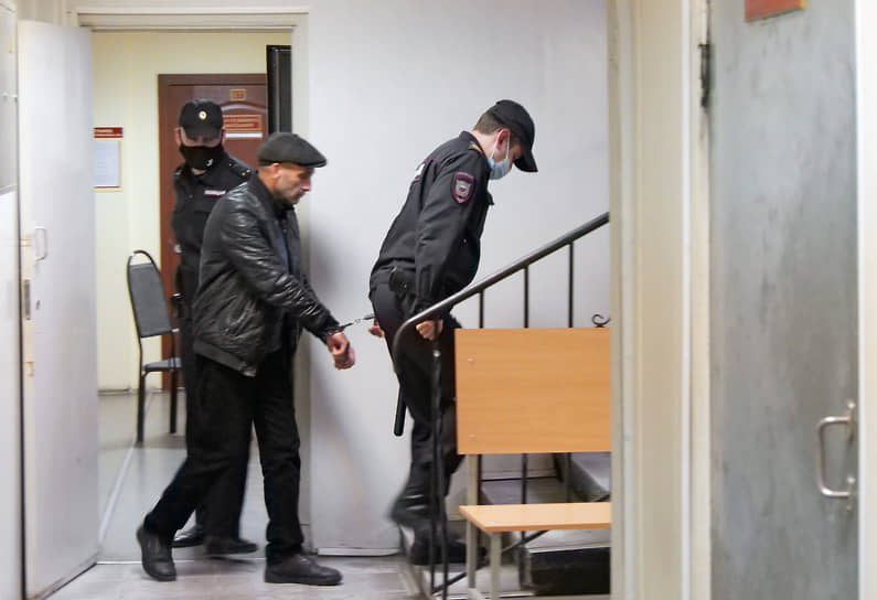 Один из фигурантов уголовного дела об отравлении екатеринбуржцев метиловым спиртом Надир Мамедов (в центре) вину не признал