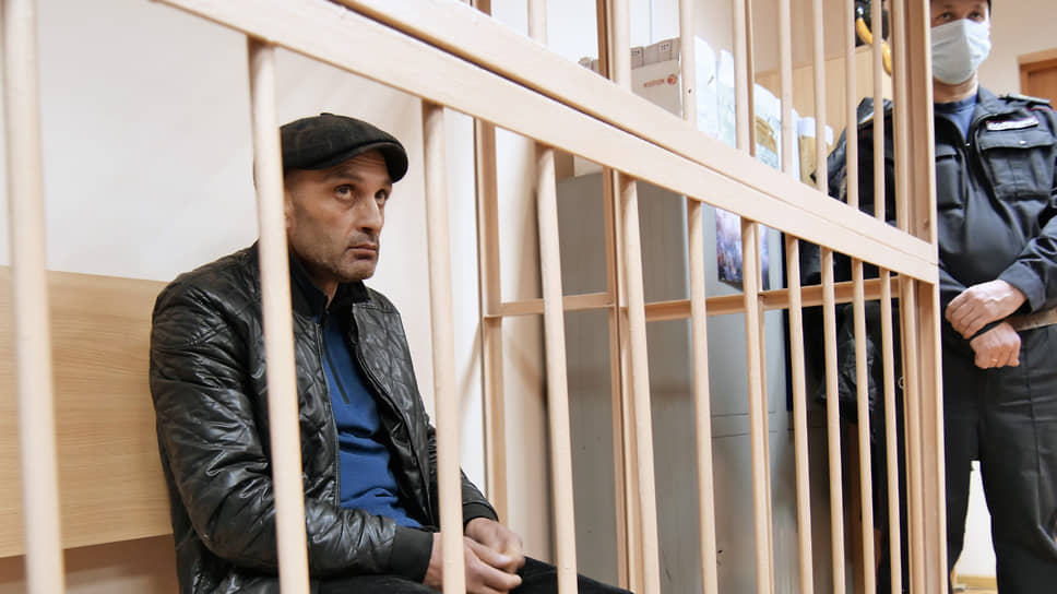 Один из фигурантов уголовного дела об отравлении метиловым спиртом людей в Свердловской области Надир Мамедов (слева) во время заседания Чкаловского районного суда.