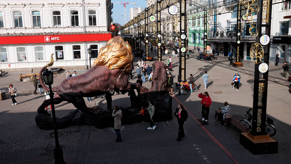 Пятиметровая скульптура льва простояла на улице Вайнера пару дней