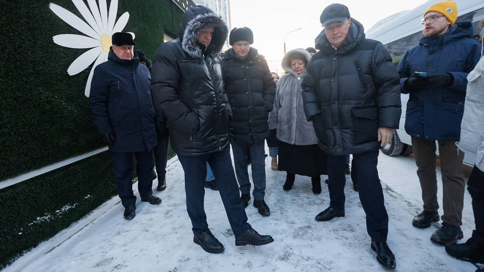 Мэр Алексей Орлов (справа) отправился проверять уборку улиц после сильных снегопадов