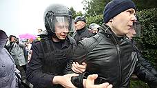 В Екатеринбурге на акции начали задерживать сторонников Алексея Навального