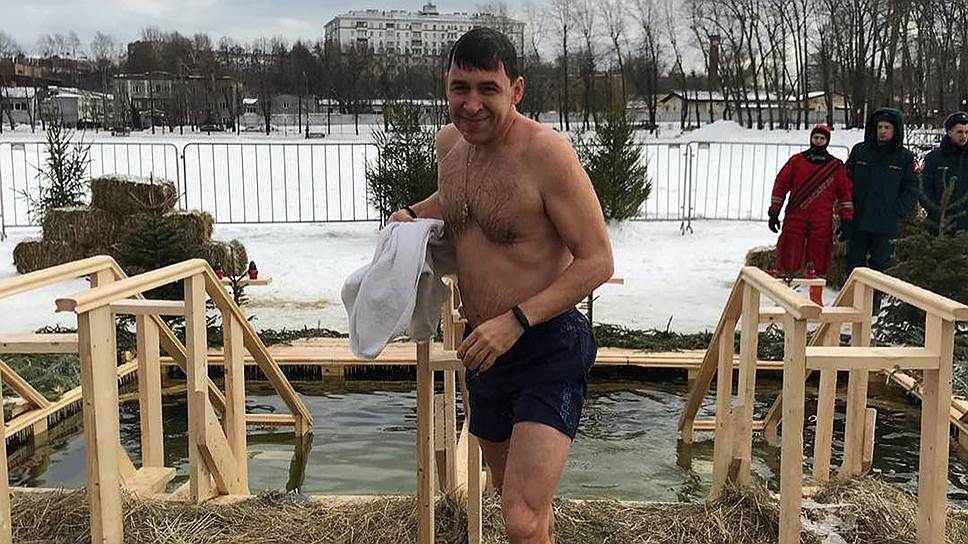 Губернатор Свердловской области Евгений Куйвашев окунулся в прорубь во время Крещенских купаний