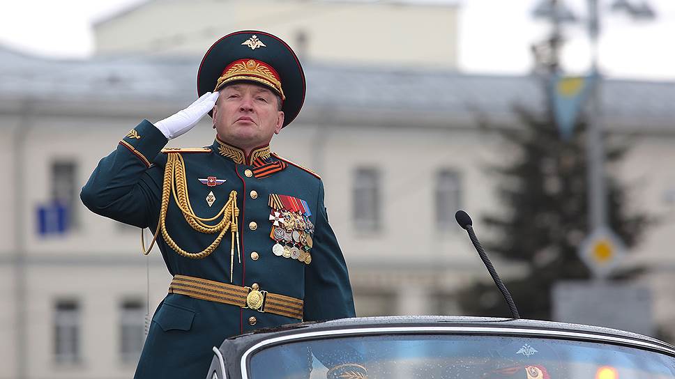 Парад победы командующий. Лапин командующий ЦВО. Лапин Александр Павлович. Лапин генерал полковник. Командующий ЦВО генерал Александр Лапин Павлович.