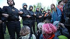 ОМОН начал вытеснять из сквера в Екатеринбурге участников акции против строительства храма