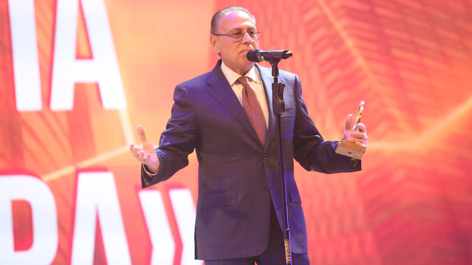 Глава Группы компаний "Синара" Михаил Ходорковский получил статуэтку Народной премии E1.RU в номинации "Бизнес года"
